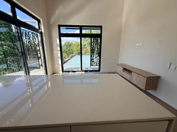 2 Bedroom Flat & Apartment