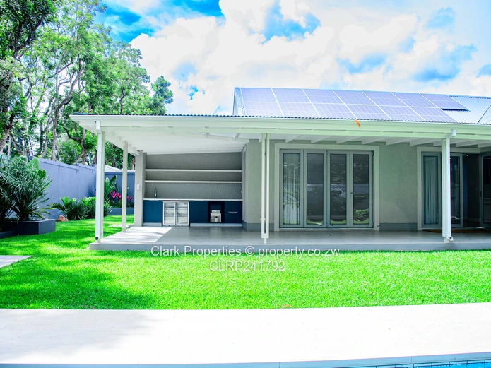 Refined Off-Grid Living in an Exclusive, Upmarket Complex!