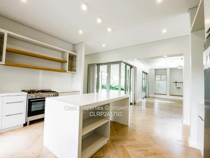 Refined Off-Grid Living in an Exclusive, Upmarket Complex!