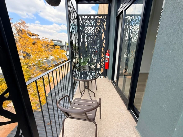 2 Bedroom Flat & Apartment