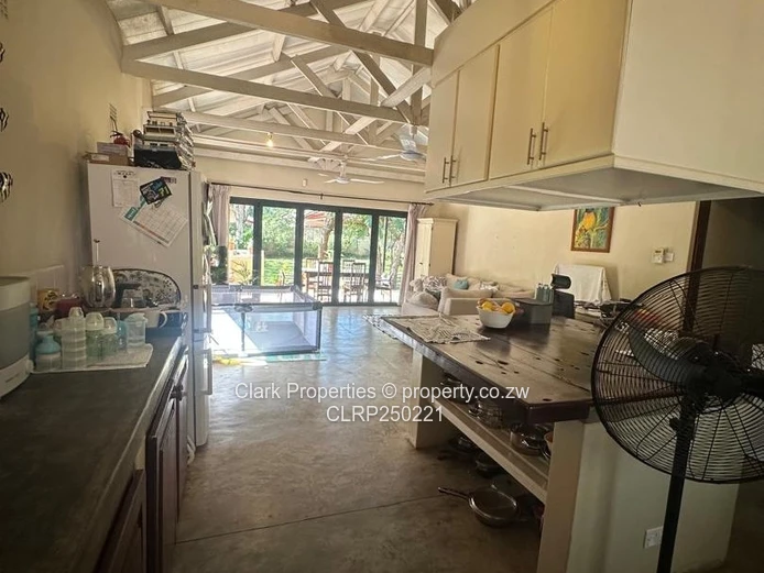 Victoria Falls: 3-Bed Open-Plan Home with Garden Flatlet