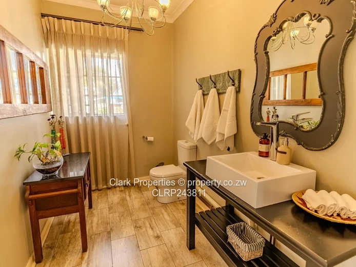 Elegant 5 Bedroom Guest Lodge/Family Retreat.