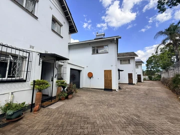 2 Bedroom Flat & Apartment