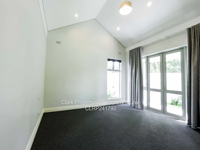 Refined Off-Grid Living in an Exclusive, Upmarket Complex!