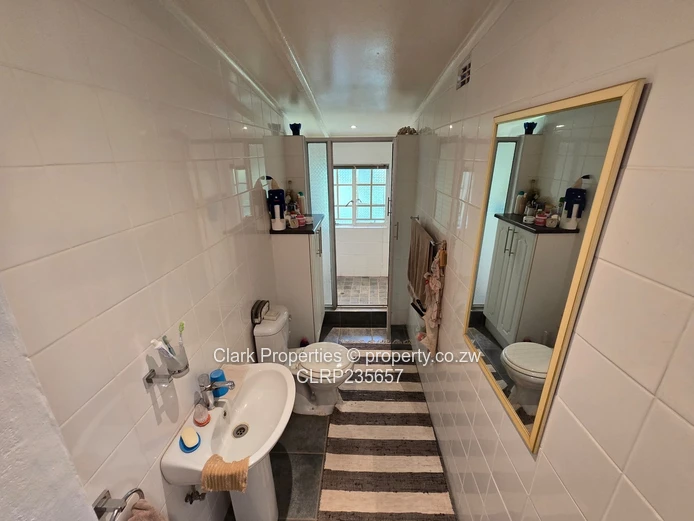 Tranquil 3-Bedroom Retreat with Stunning Lake Views