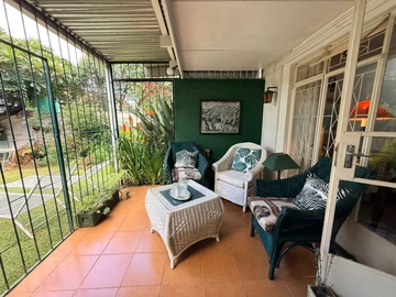 2 Bedroom Flat & Apartment