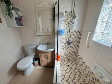 2 Bedroom Flat & Apartment