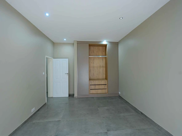 4 Bedroom Flat & Apartment