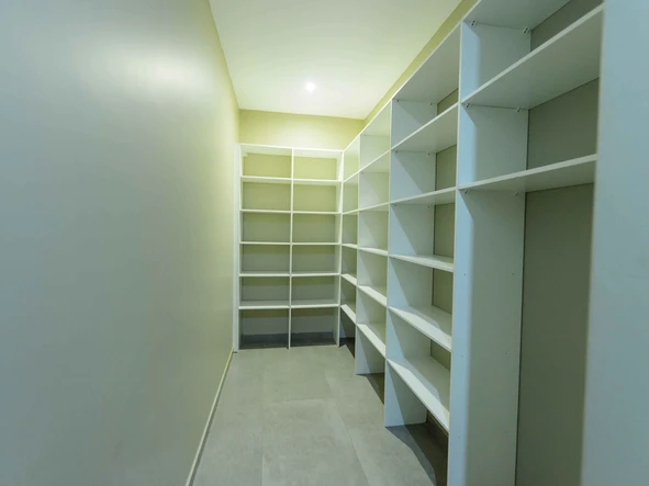 4 Bedroom Flat & Apartment