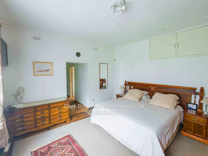 Multi-Dwelling Estate, Investor's Opportunity!