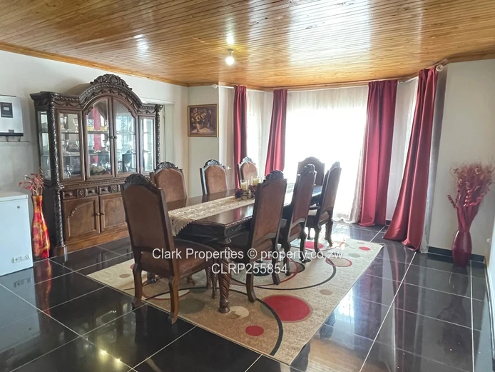 Modern Family Living On 1,950m²
