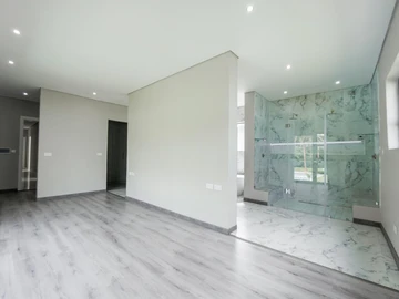 6 Bedroom House