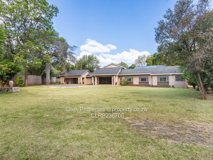Stylish Family Home In Colne Valley!