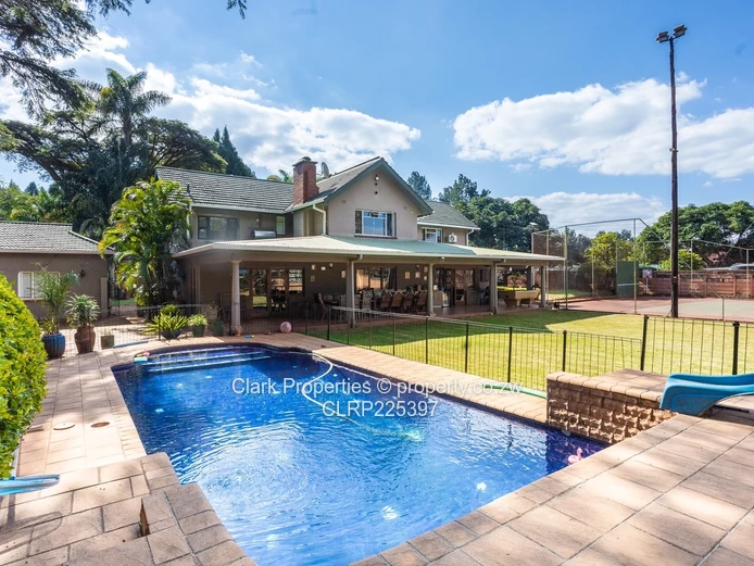 Prime Location - Grand Home With Two Cottages