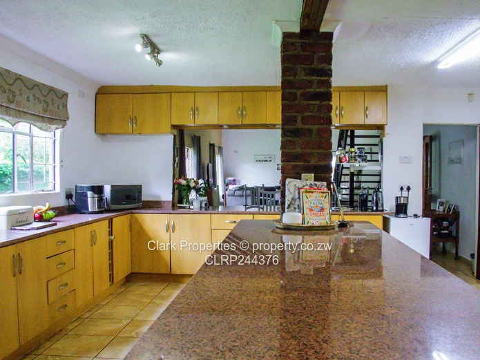 Multi-Dwelling Estate, Investor's Opportunity!