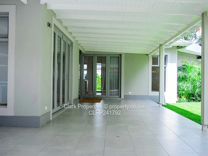 Refined Off-Grid Living in an Exclusive, Upmarket Complex!