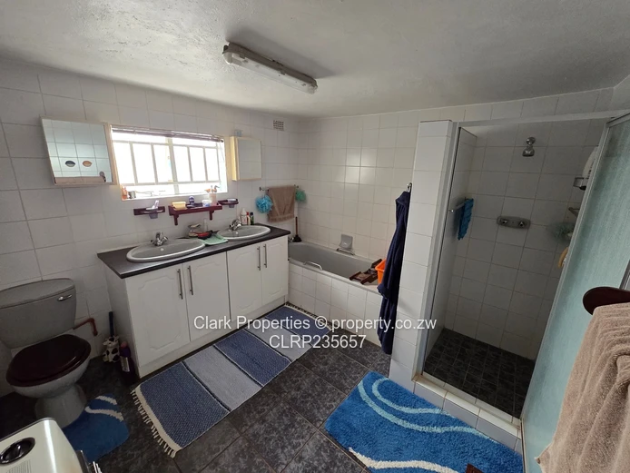 Tranquil 3-Bedroom Retreat with Stunning Lake Views