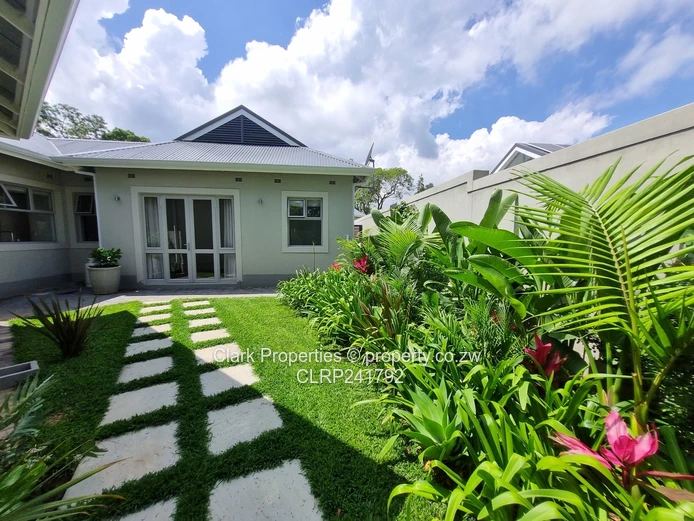 Refined Off-Grid Living in an Exclusive, Upmarket Complex!