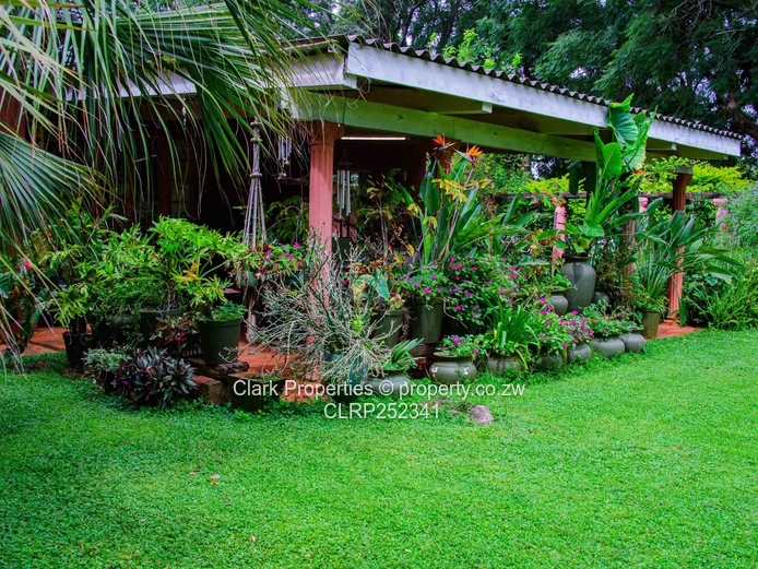 Multi-Dwelling Estate, Investor's Opportunity!