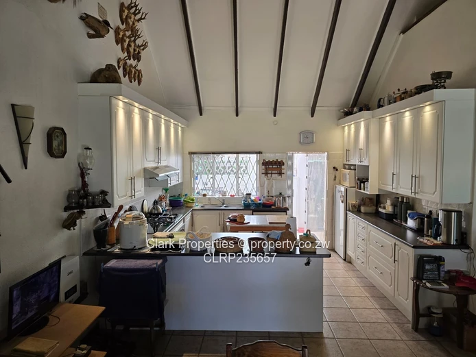 Tranquil 3-Bedroom Retreat with Stunning Lake Views