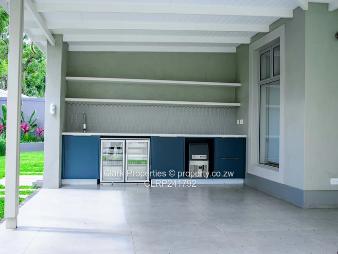 Refined Off-Grid Living in an Exclusive, Upmarket Complex!