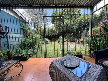2 Bedroom Flat & Apartment