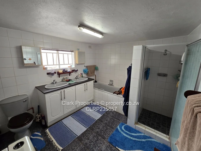 Tranquil 3-Bedroom Retreat with Stunning Lake Views