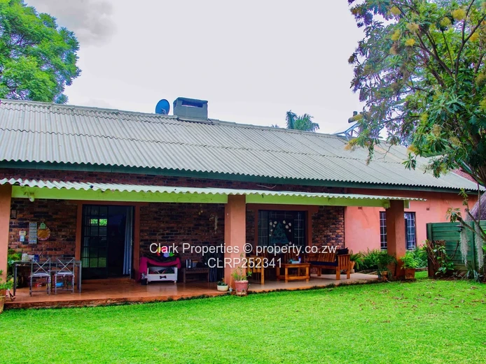 Multi-Dwelling Estate, Investor's Opportunity!