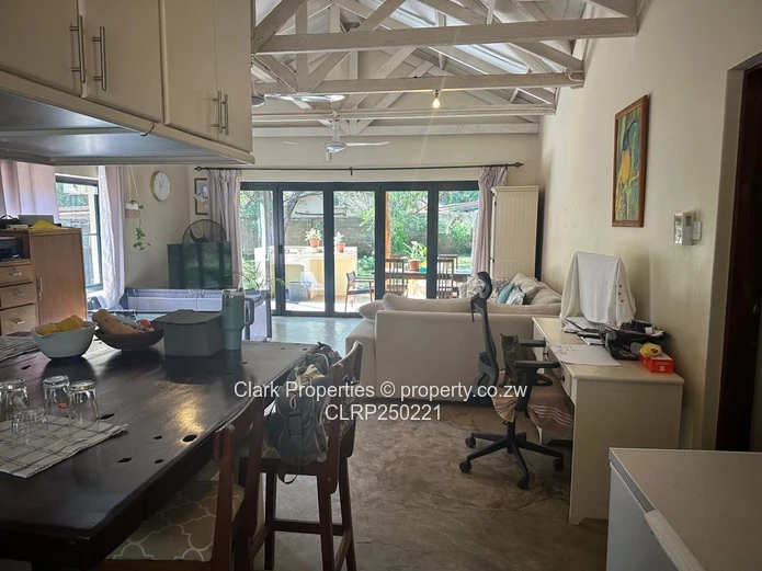 Victoria Falls: 3-Bed Open-Plan Home with Garden Flatlet